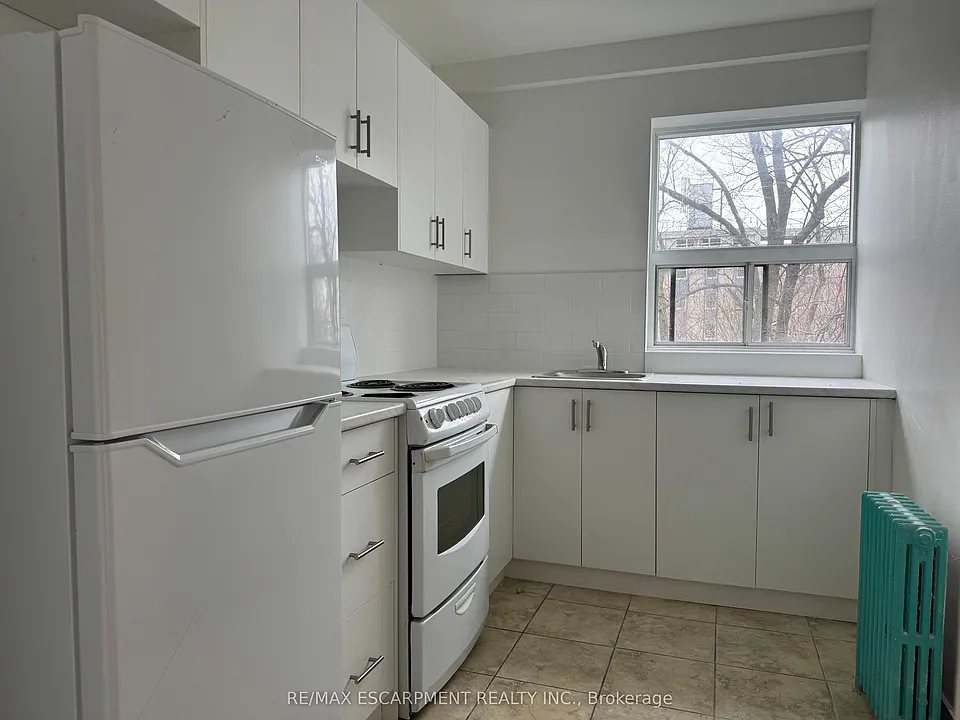 325A James St S #106