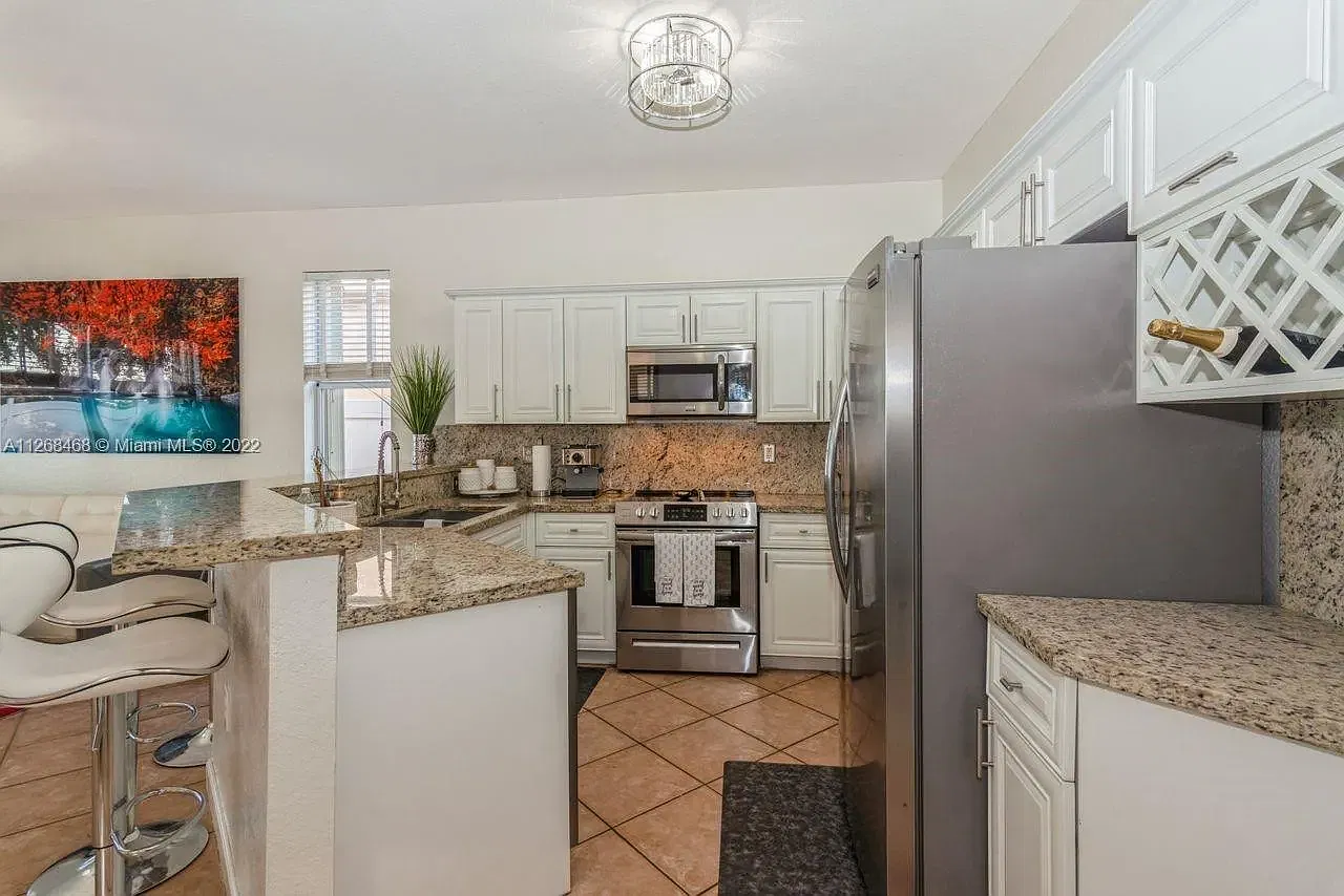 3 bed, 2052 sqft, $3,300 — Photo 2