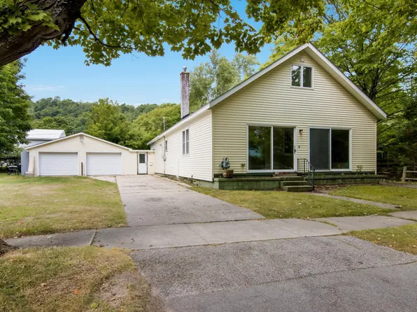 821 Lincoln Ave, Elberta, MI 49628