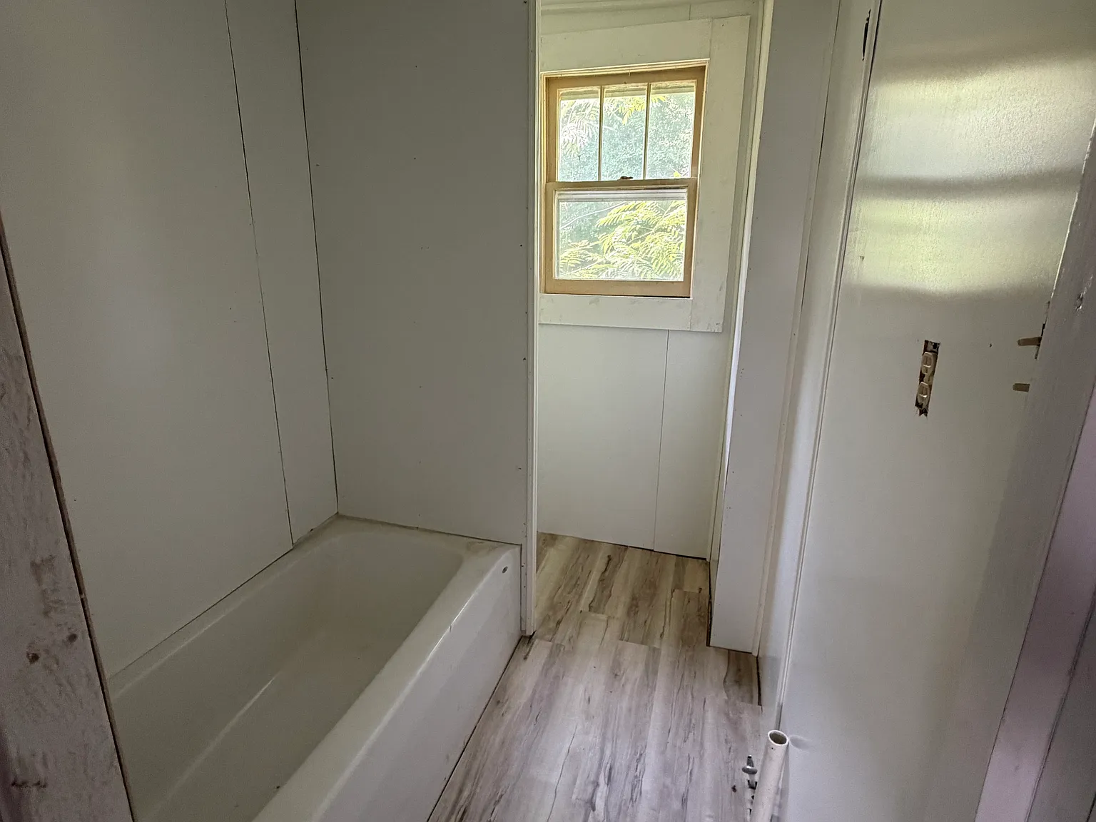 4 bed, 1.5 bath, 1900 sqft, $2,000 — Photo 3
