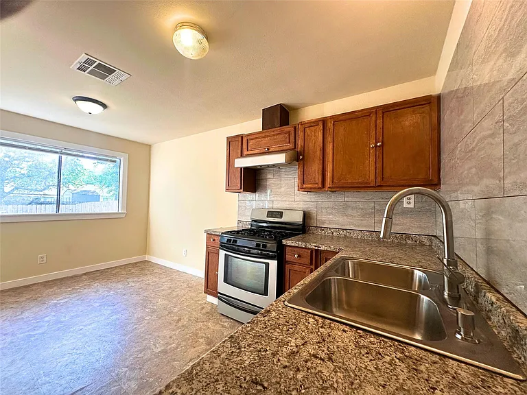 2525 Dovemeadow Dr — Photo 5