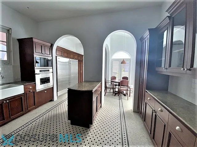 6 bed, 6.0 bath, 11650 sqft, $15,000 — Photo 2
