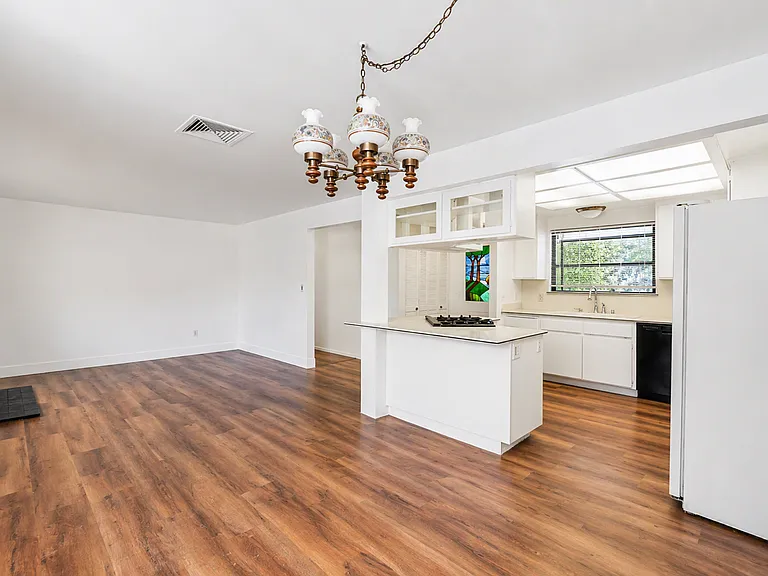 220 Lilac Ct — Photo 13