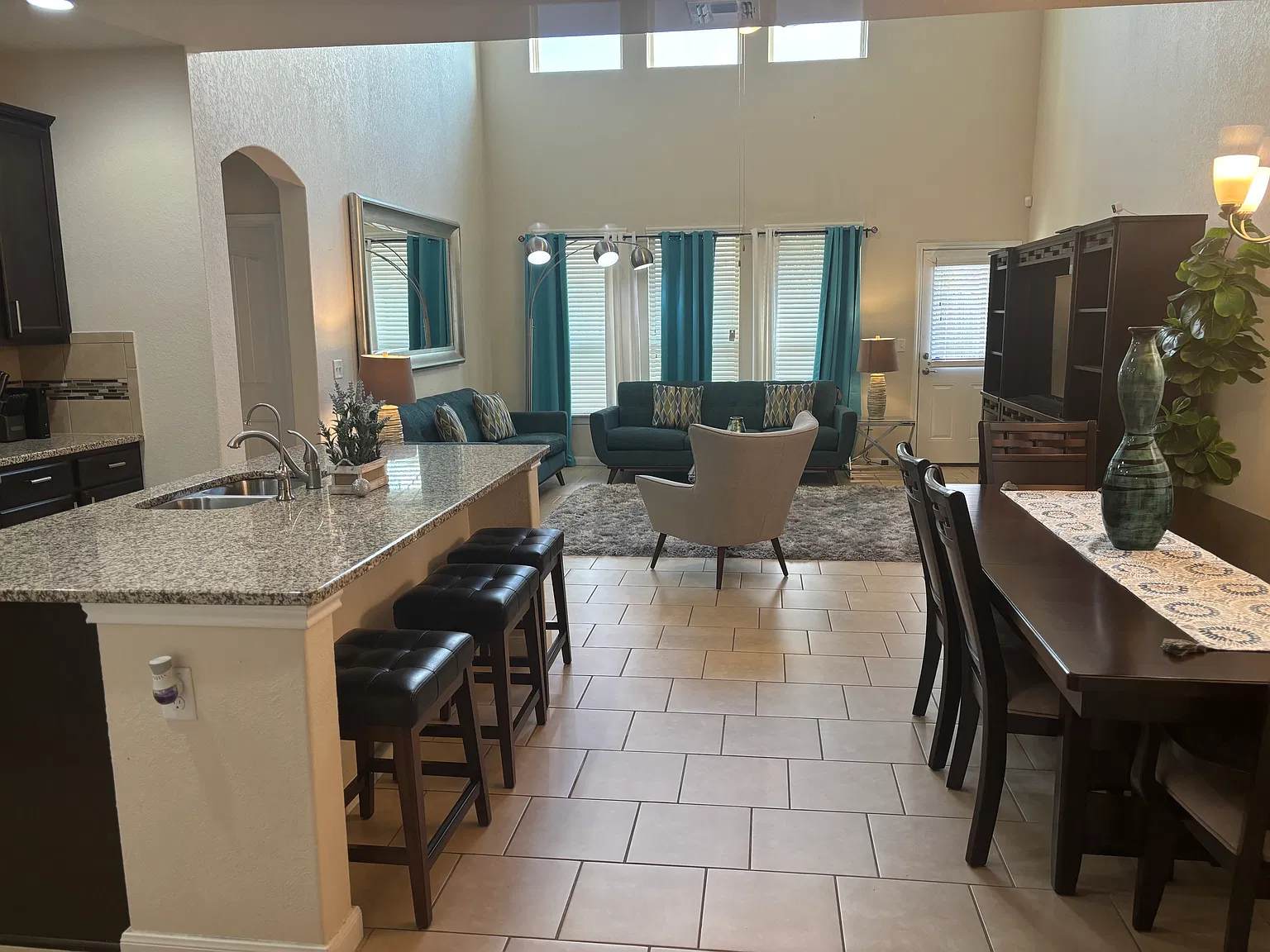 3 bed, 2038 sqft, $1,950 — Photo 4