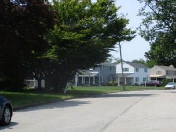 Exterior Neighborhood (street photo)