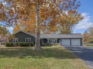 106 Lakeview Dr, Carlinville, IL 62626