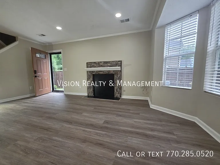 5025 Brittany Dr — Photo 5