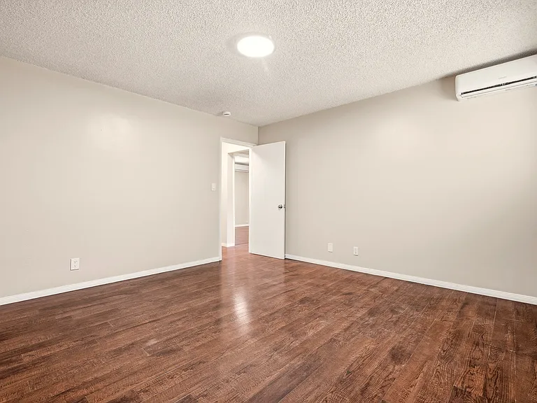 327 1/2 S Lincoln Pl — Photo 21