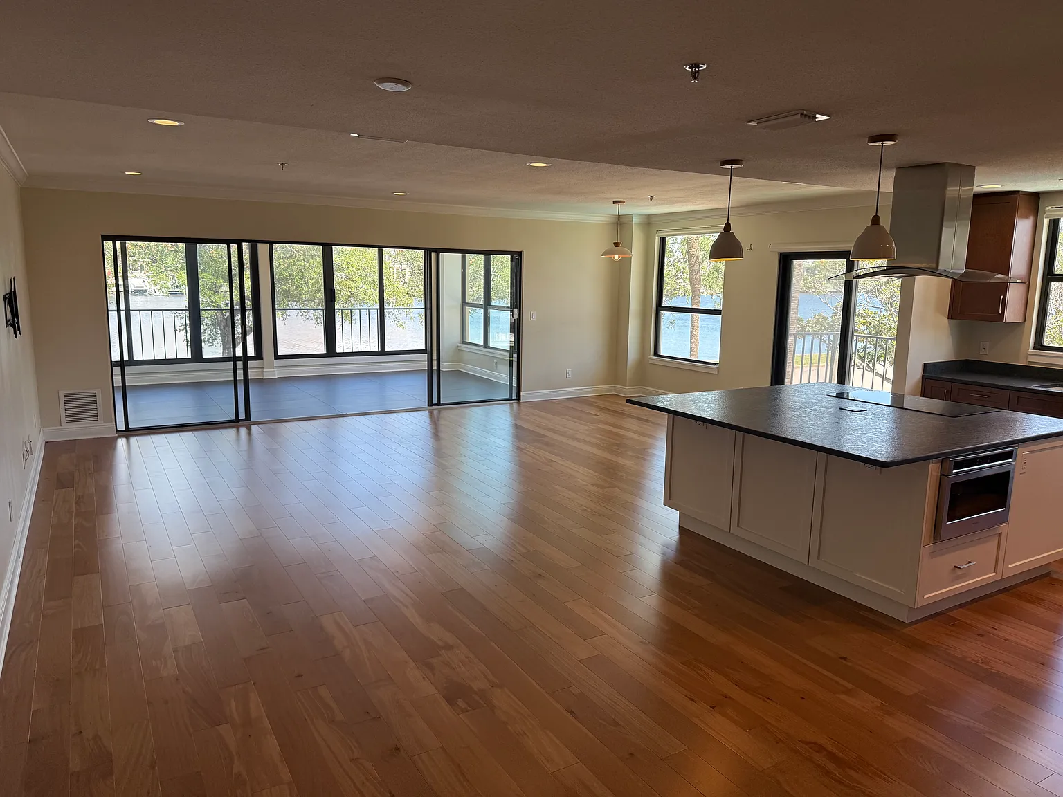 2 bed, 1666 sqft, $4,900 — Photo 4