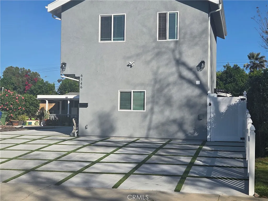 2 bed, 860 sqft, $3,000 — Photo 2