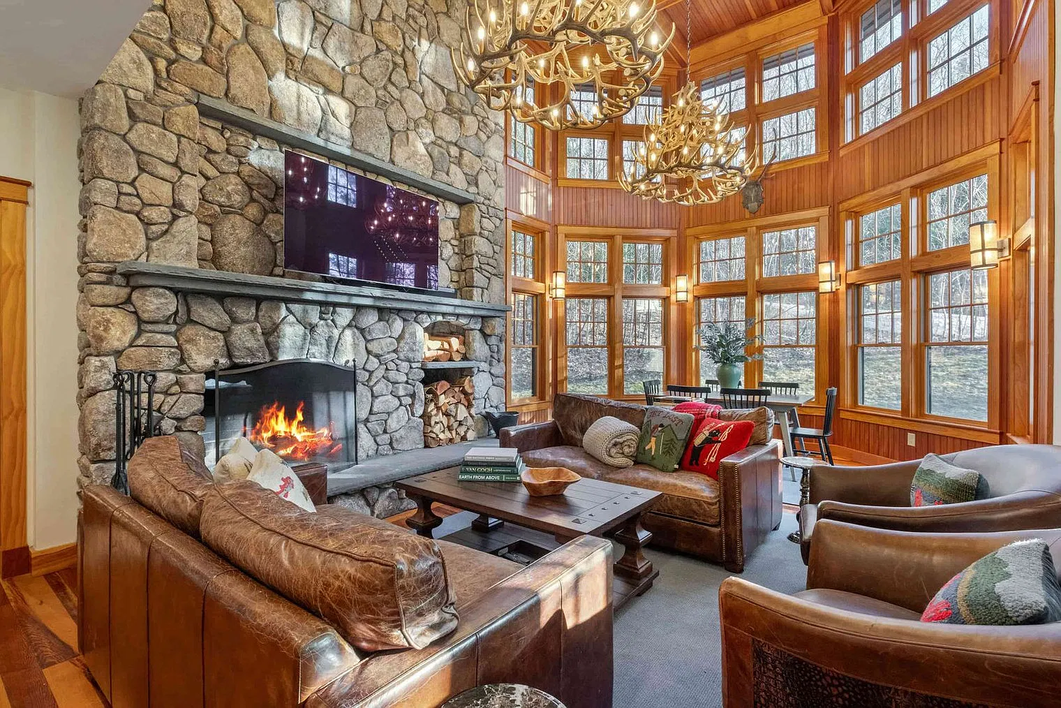 6 bed, 6.5 bath, 6996 sqft, $26,140 — Photo 1