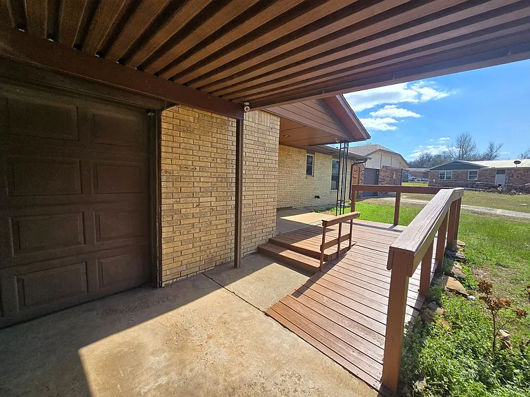 112 Thomas Blvd — Photo 4
