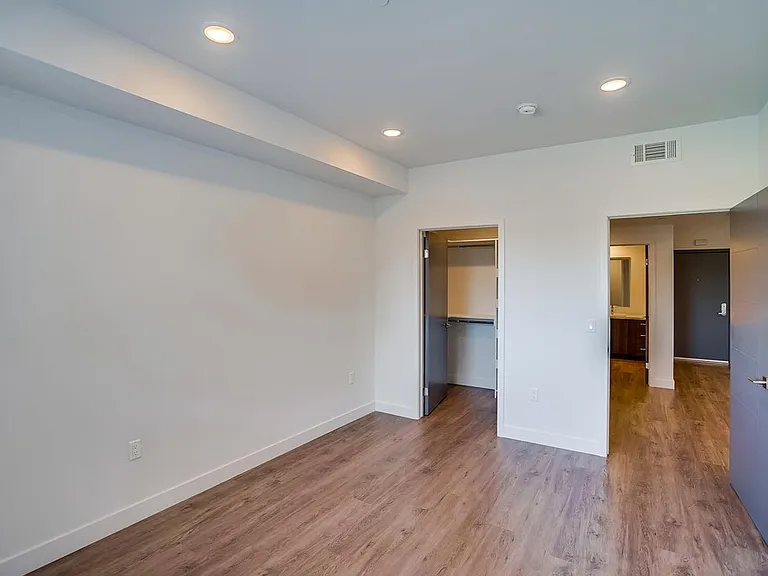 6015 Woodman Ave #206 — Photo 24
