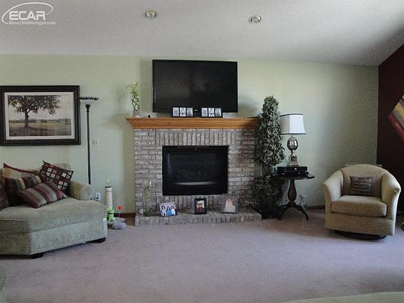 4th image of 816 Village Dr