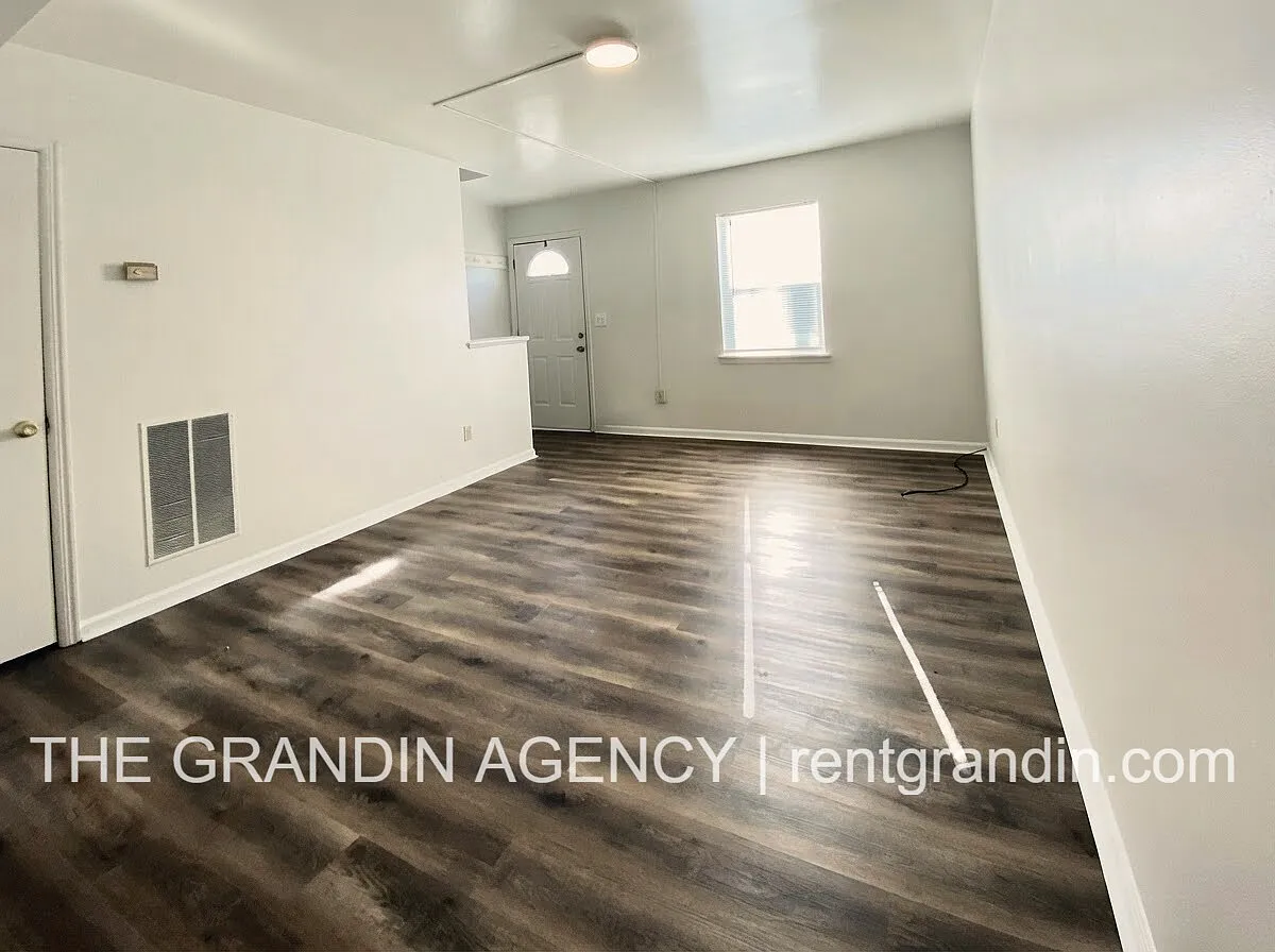 3123 Roundhill Avenue Northwest - 3125 — Photo 3