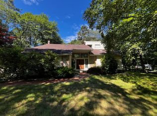 913 Thompson St, Glastonbury, CT 06033