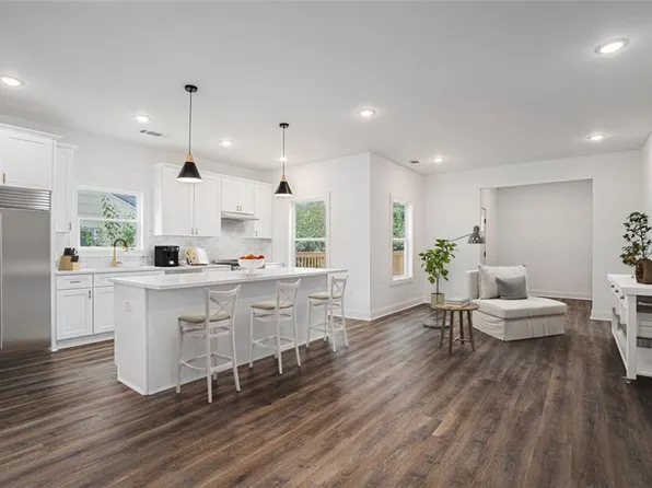551 Lake Dr, Hapeville, GA 30354