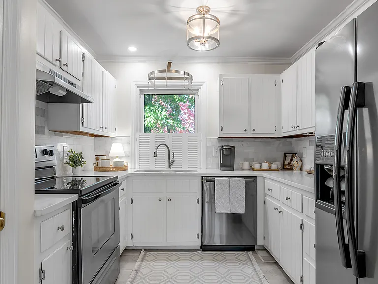 Fully equipped kitchen with dishwasher, microwave, cooktop range oven and refrigerator