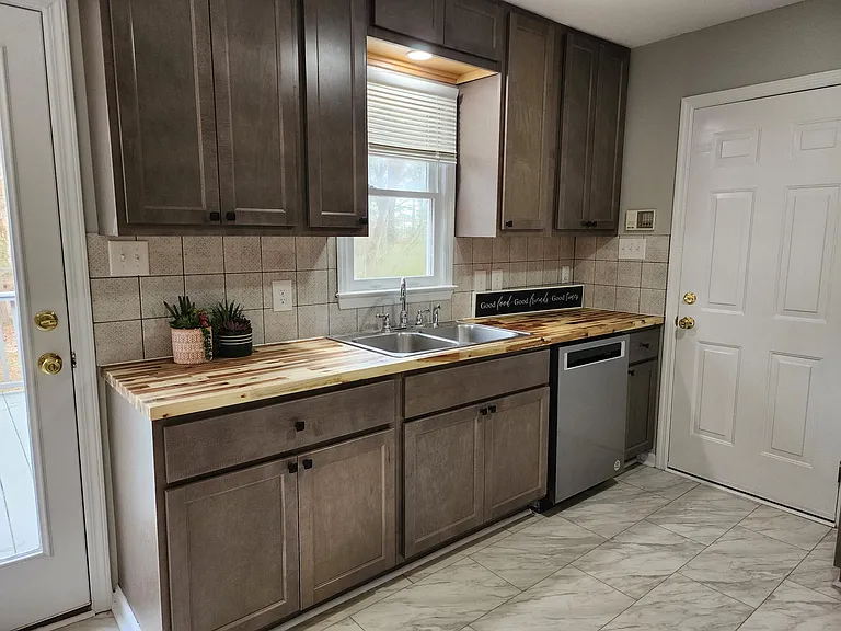 198 Berwick Dr — Photo 5