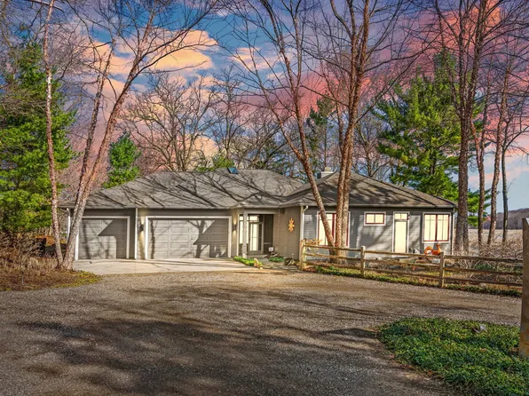 6403 Riverside Rd, Fennville, MI 49408