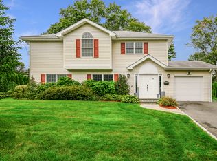 4 Terrace Ct, Pt Chester, NY 10573