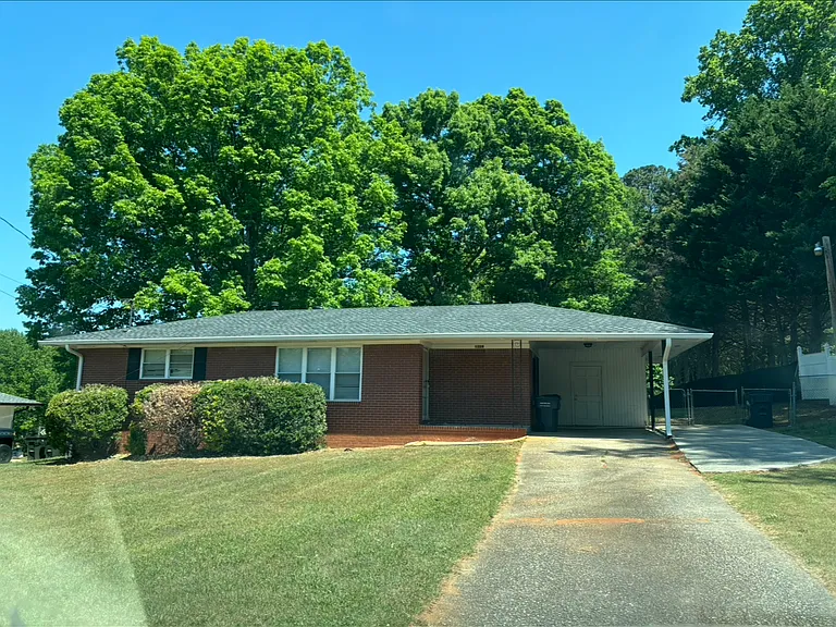 1328 Center St SW — Photo 1