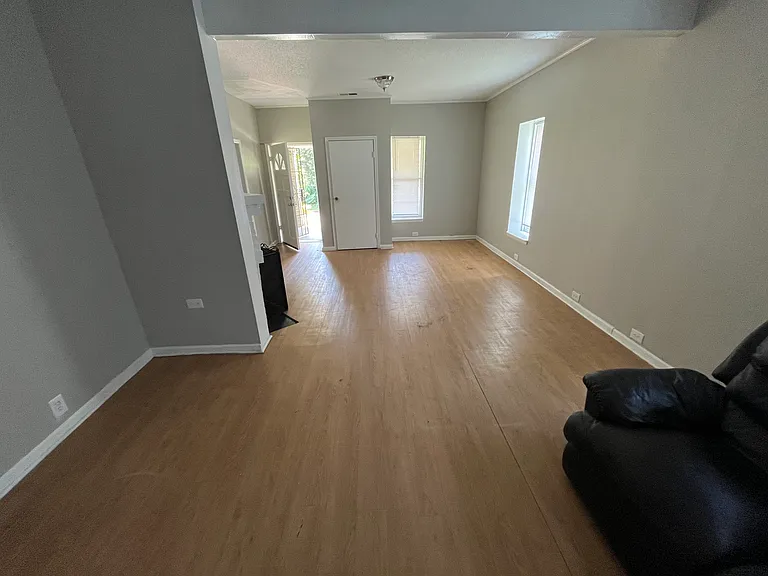 1024 Moulton St E — Photo 4