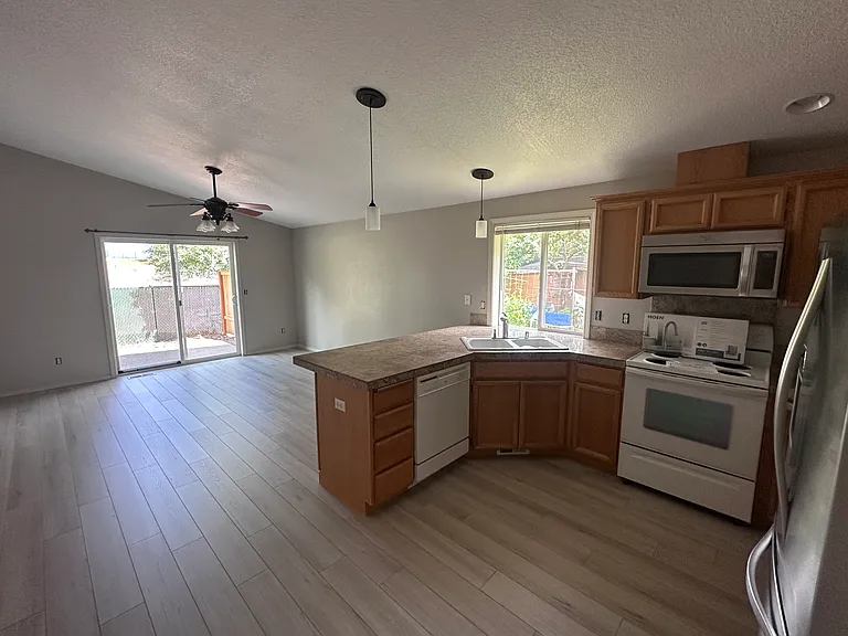 1409 SE 4th Ave — Photo 3