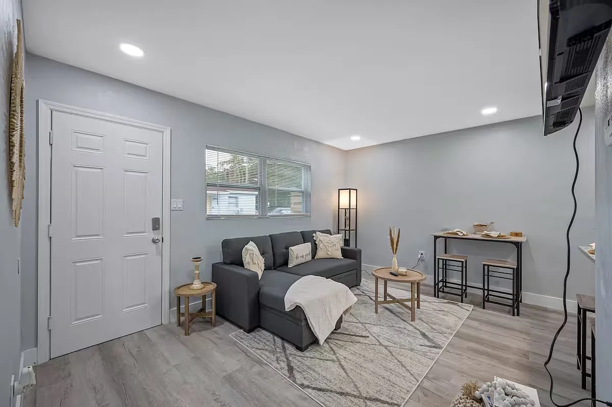 2 bed, 590 sqft, $2,100 — Photo 2
