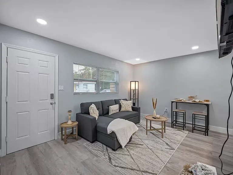 4313 W Woodlawn Ave — Photo 2