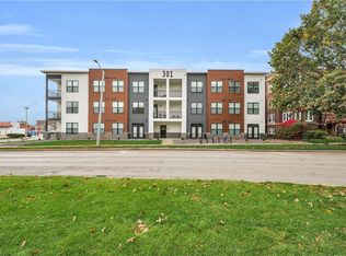 301 W University Ave #2B-2BA-850SQFT, Champaign, IL 61820