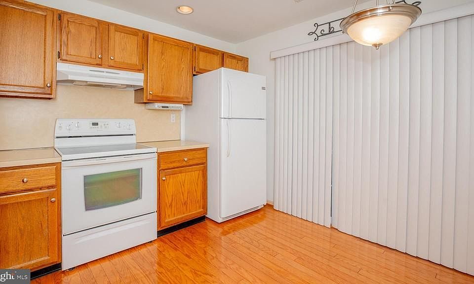 Kitchen with Hardwood floors