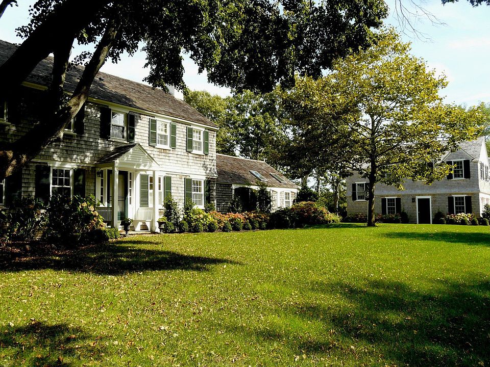 Classic Vineyard Home with Guest House