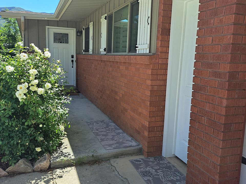 House rambler front main entrance door to walkout basement appartment.