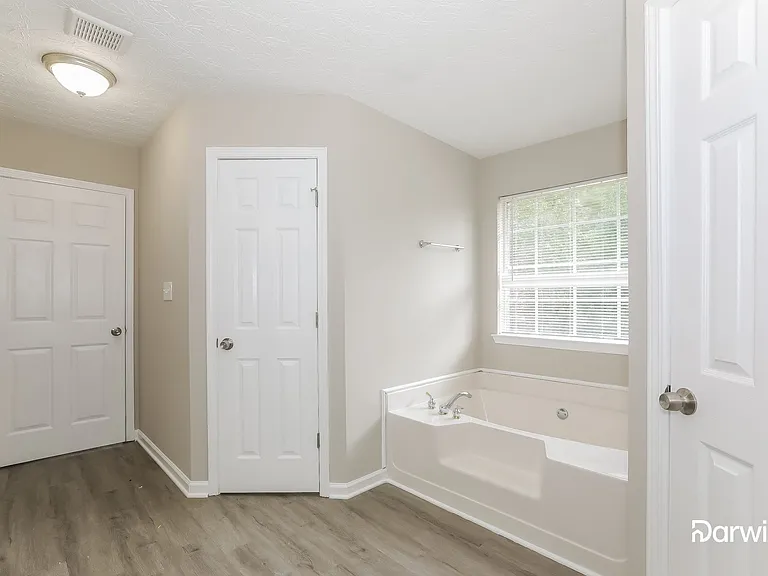 303 Laurel Ct — Photo 8