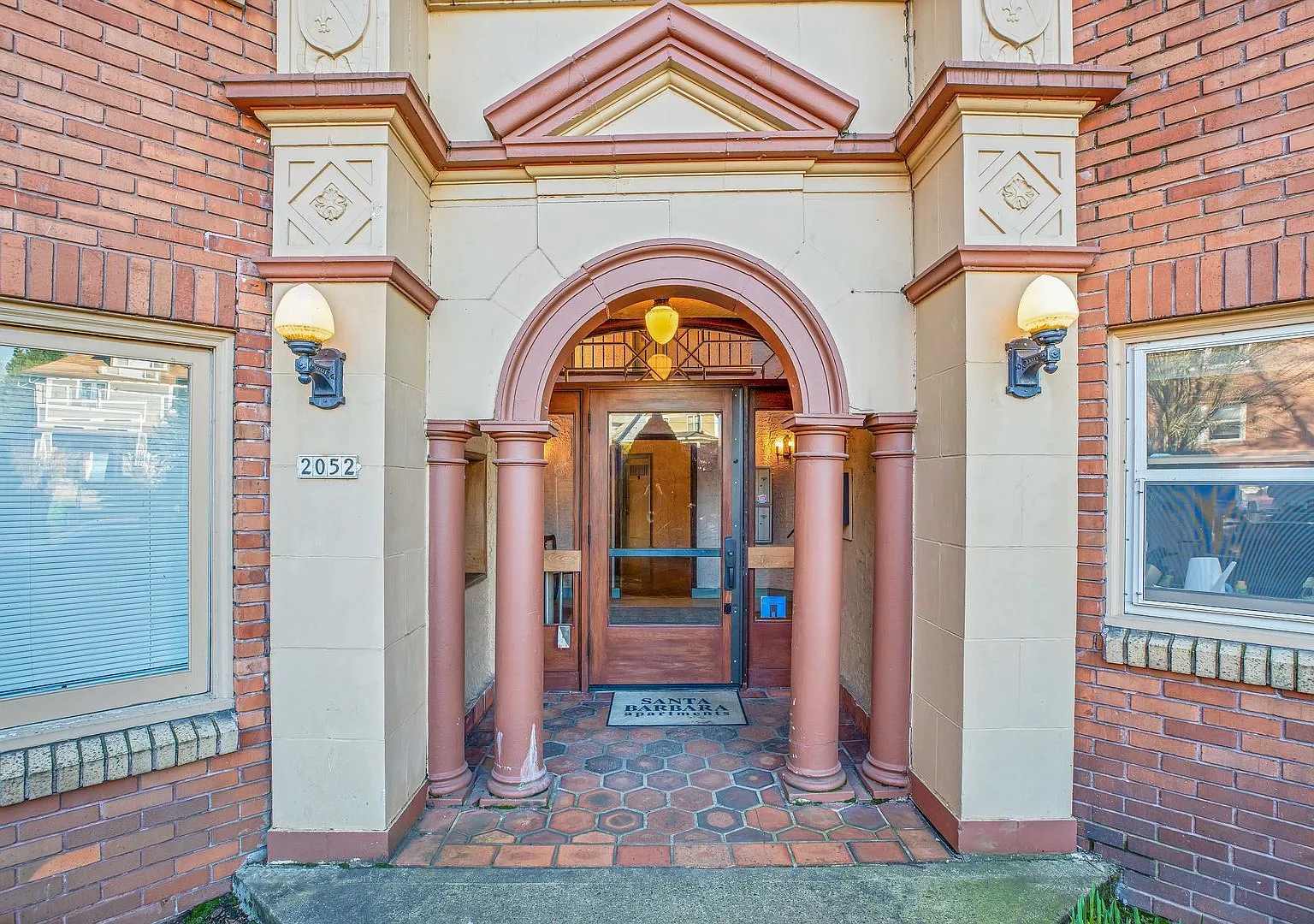 Discover Timeless Elegance in the Heart of Hawthorne — Photo 4