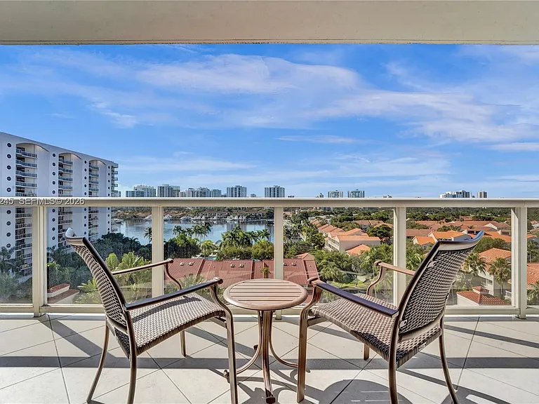 3600 Yacht Club Dr #904 — Photo 4