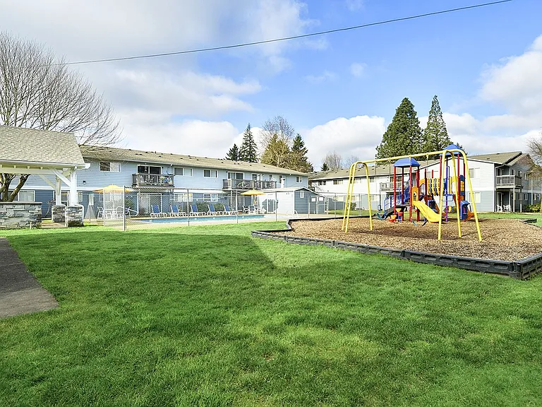 Lake Crest Apartments — Photo 25