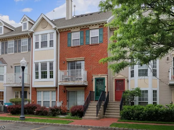 33 Dogwood St, Jersey City, NJ 07305