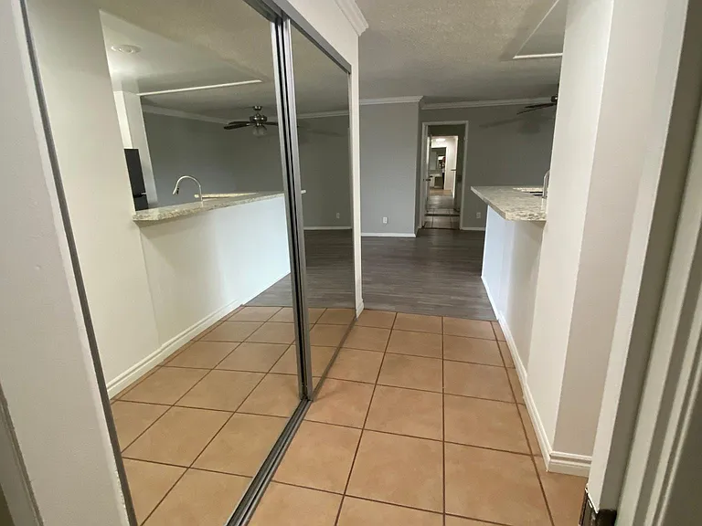 Chateau Garnet Apts. — Photo 30