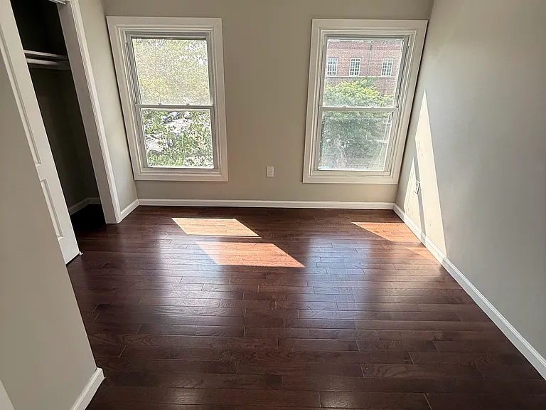 41 Howe St #2R — Photo 4