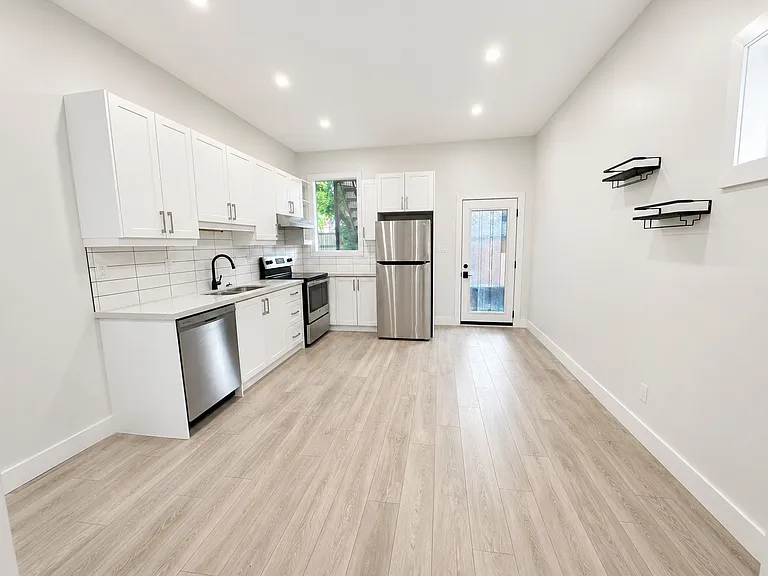 482 King William St — Photo 2