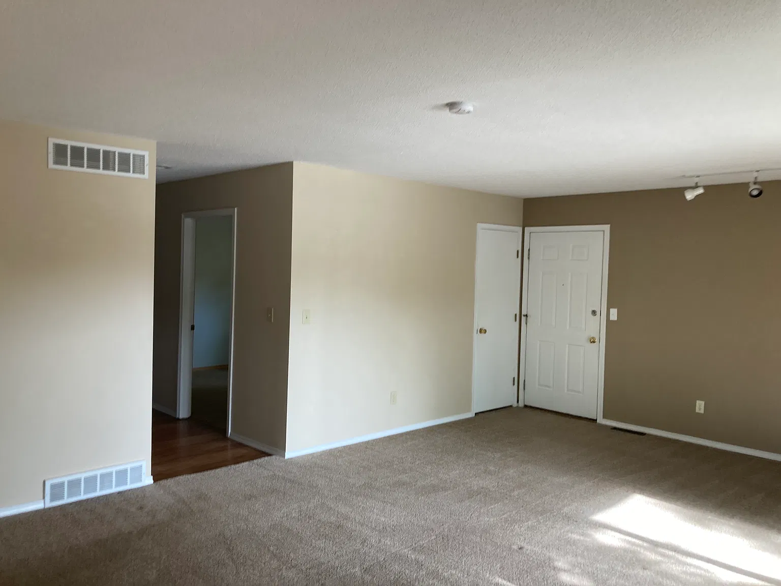 3 bed, 1401 sqft, $2,400 — Photo 4