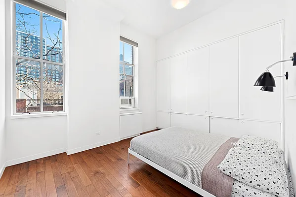 Sold by The SIMPLE Real Estate Co | media 7