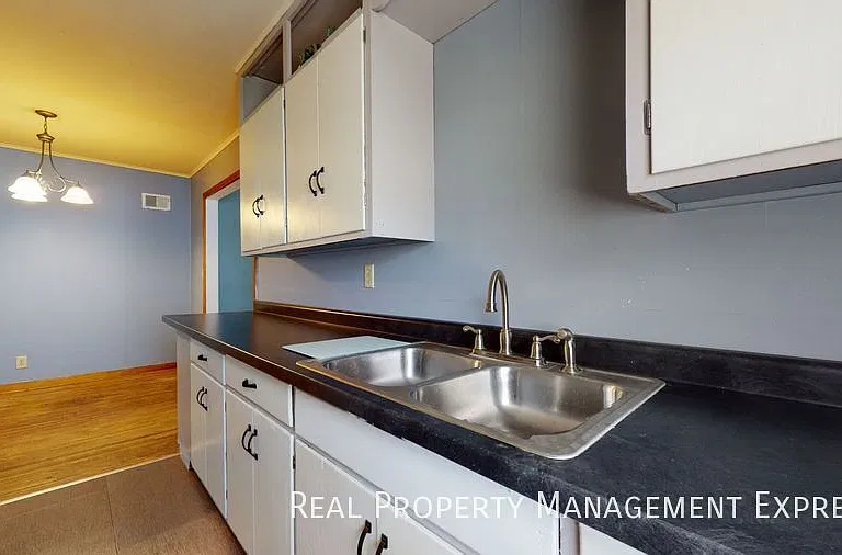 1301 W 13th St — Photo 9