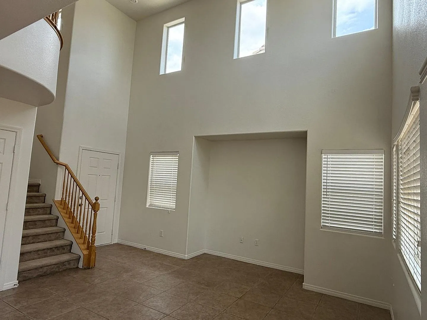 3 Bedrooms Home With 2.5 Bathrooms — Photo 3