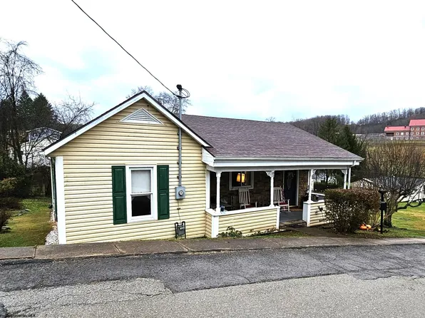 6 Summit St, Salem, WV 26426