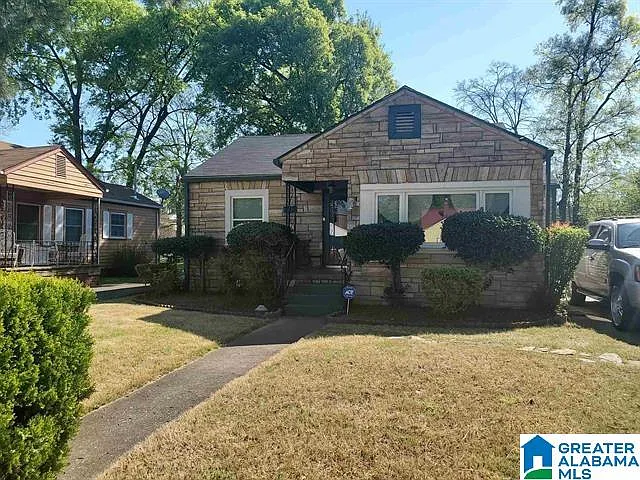 713 Center Pl SW