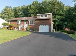 13 Chesebro Dr, Schenectady, NY 12309