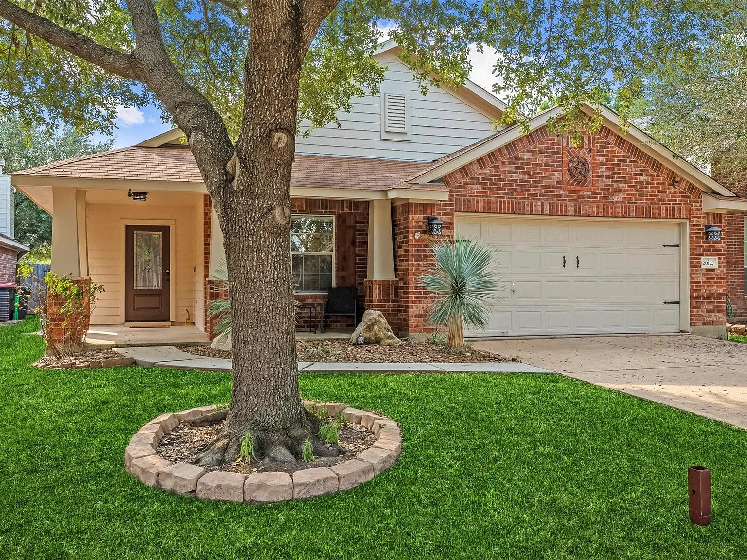 4 bed, 2.0 bath, 1940 sqft, $2,400 — Photo 1